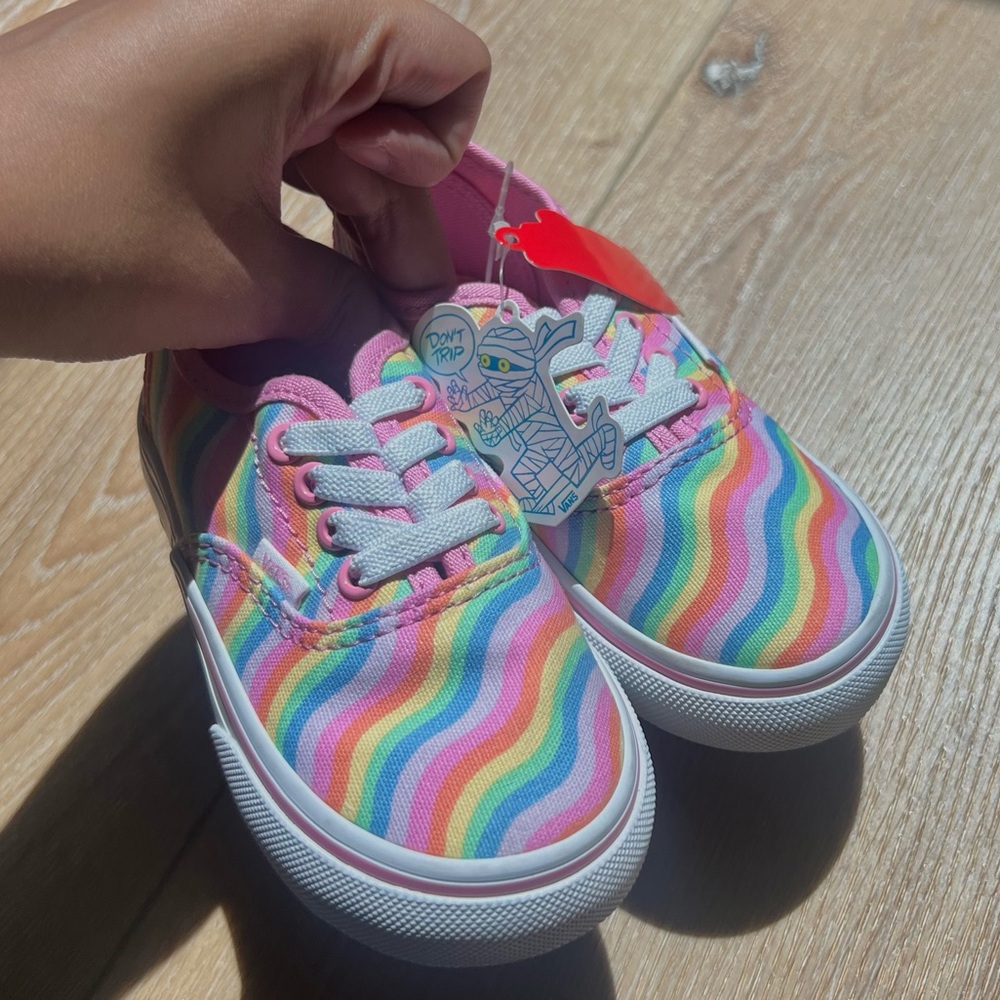 Vans Kids Wavy Ranibow Low-Top Sneakers in a size 7 🌈💗